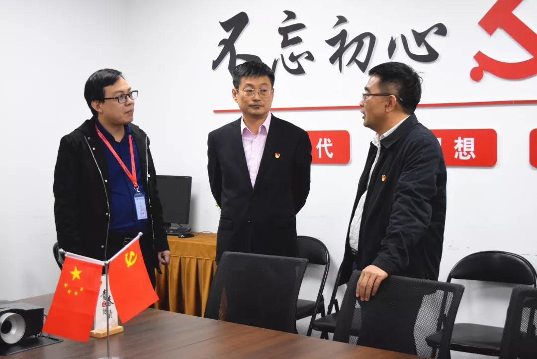 中共安陽市委網(wǎng)信辦主任路玉軍、副主任王曉萌等一行人蒞臨安陽青峰網(wǎng)絡(luò)指導(dǎo)工作